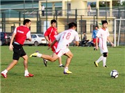 Bóng đá anh, ngoại hạng anh, lịch thi đấu euro 2012, HLV Falko Goetz "so giày" với các nghệ sĩ Hà Nội
